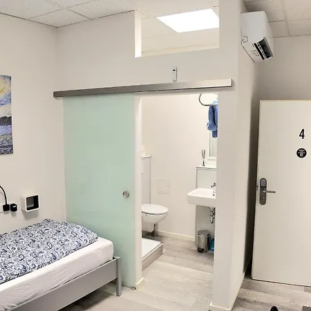Newly Renovated! Private #4 With Single, Ground Floor, Ac, 2min To Rab, No Kitchen * 람스타인-미젠바흐