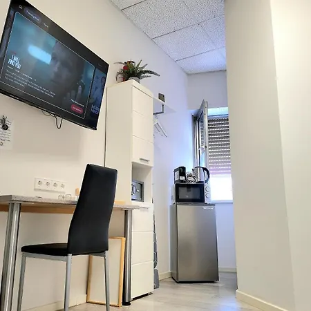 Newly Renovated! Private #4 With Single, Ground Floor, Ac, 2min To Rab, No Kitchen 아파트 람스타인-미젠바흐